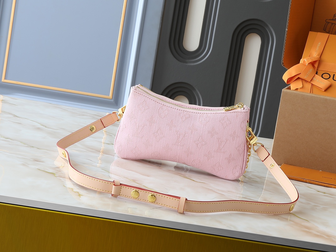 Luxury Designer bag Women's fashion bag New season ingenious ingenious eye-catching chain adjustable shoulder strap exquisite workmanship