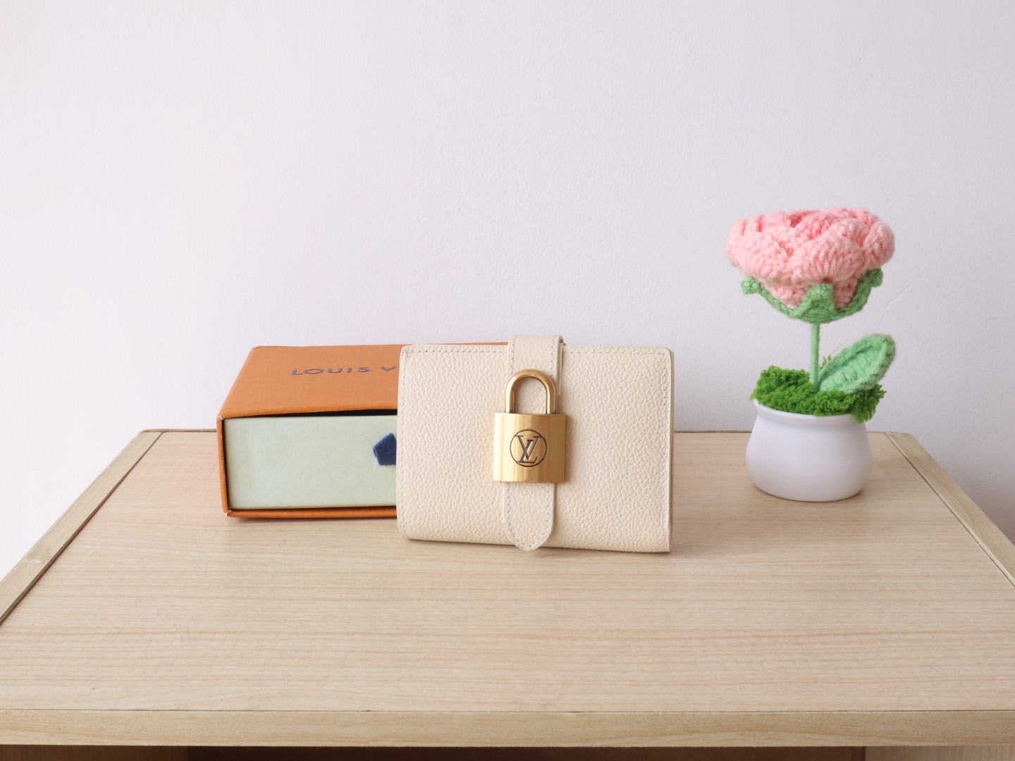 Luxury Designer Bag Women's Fashion Bag Full Leather Purse Beige smooth cofskin delicate Gold padlock multiple pockets 3 internal card slots