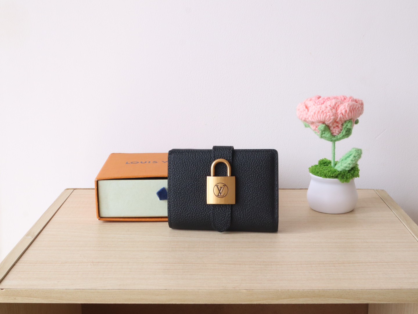 Luxury Designer Bag Women's Fashion Bag Full Leather Purse Black smooth cofskin delicate Gold padlock multiple pockets 3 internal card slots