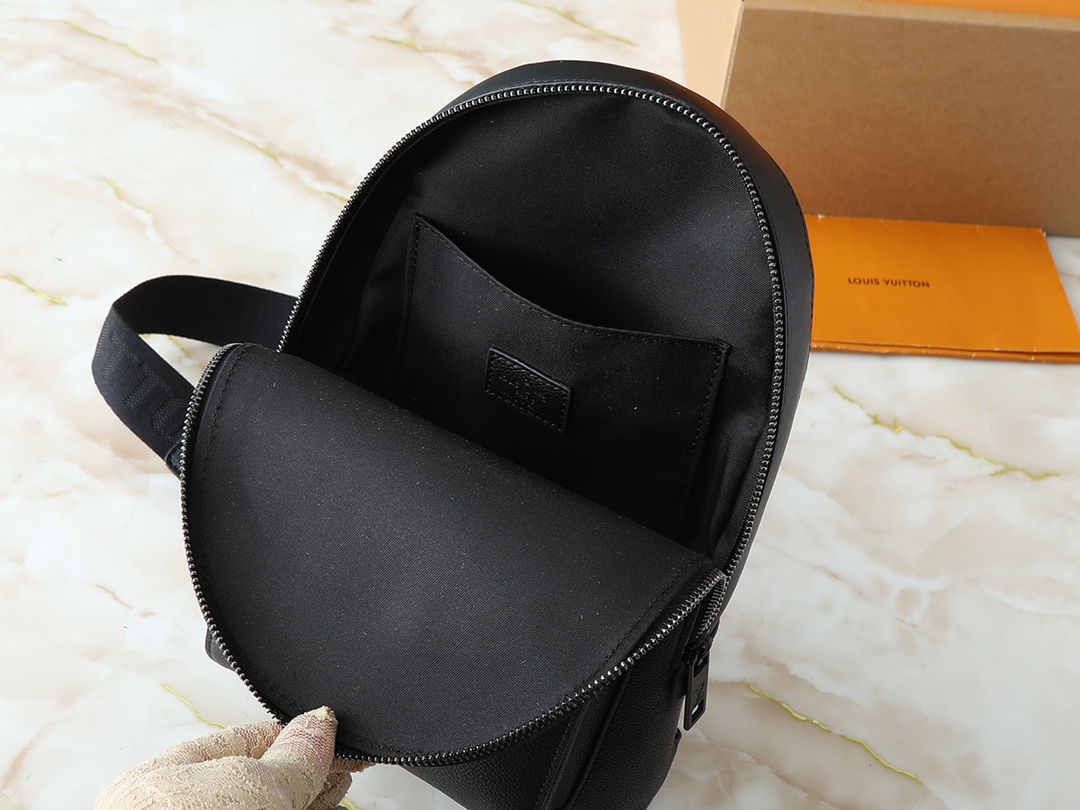 Luxury Designer Bag Women's Fashion Bag Black Shoulder Bag Rounded Lines Front clamshell magnetic buckle open and close adjustable shoulder strap