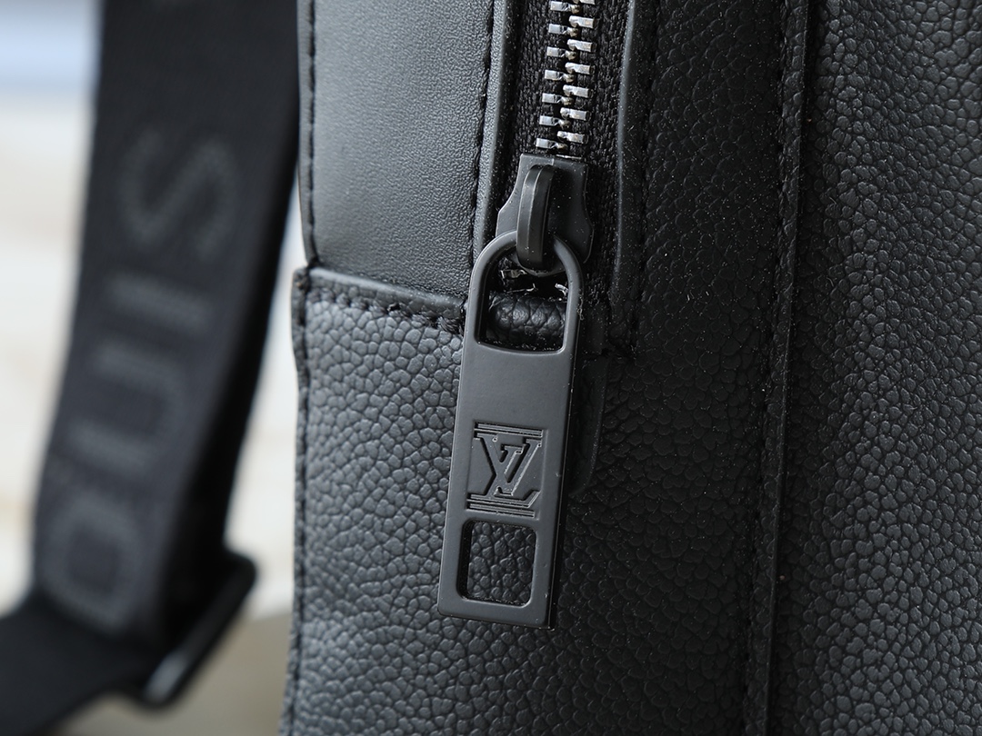 Luxury Designer Bag Women's Fashion Bag Black Shoulder Bag Rounded Lines Front clamshell magnetic buckle open and close adjustable shoulder strap