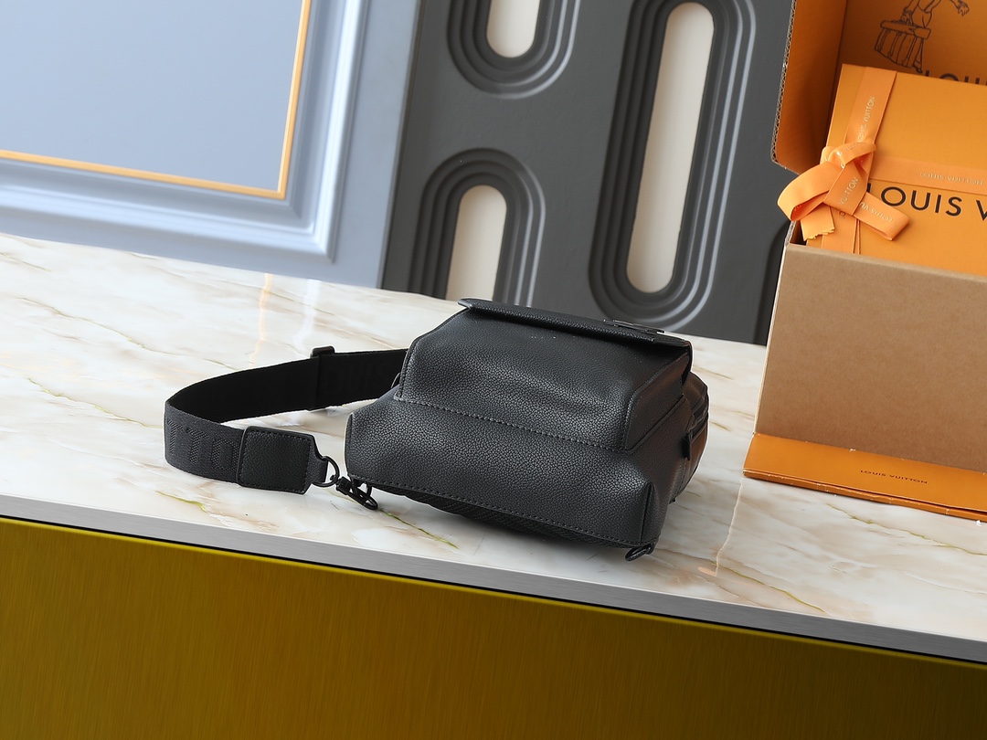 Luxury Designer Bag Women's Fashion Bag Black Shoulder Bag Rounded Lines Front clamshell magnetic buckle open and close adjustable shoulder strap