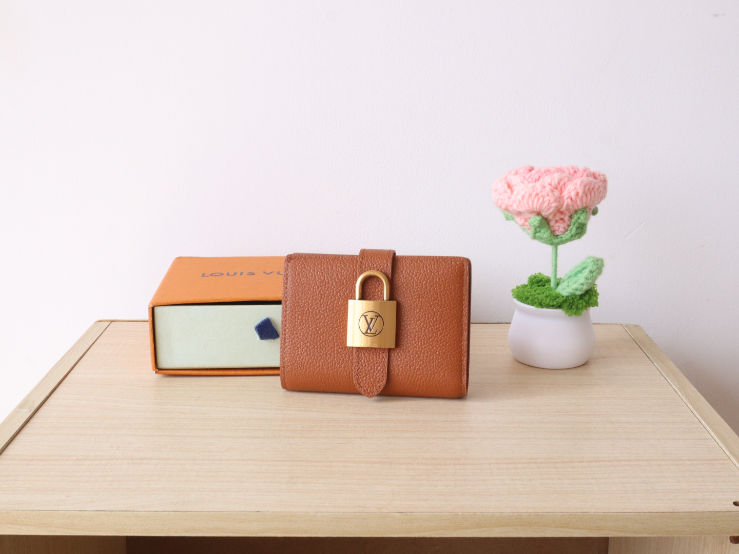 Luxury Designer Bag Women's Fashion Bag Full Leather Purse Brown smooth cofskin delicate Gold padlock multiple pockets 3 internal card slots