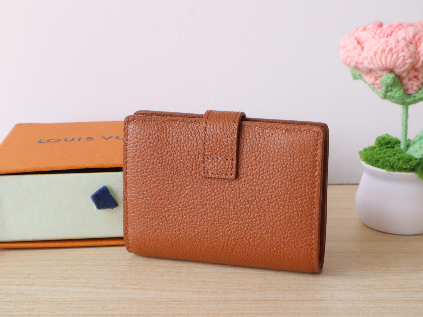 Luxury Designer Bag Women's Fashion Bag Full Leather Purse Brown smooth cofskin delicate Gold padlock multiple pockets 3 internal card slots