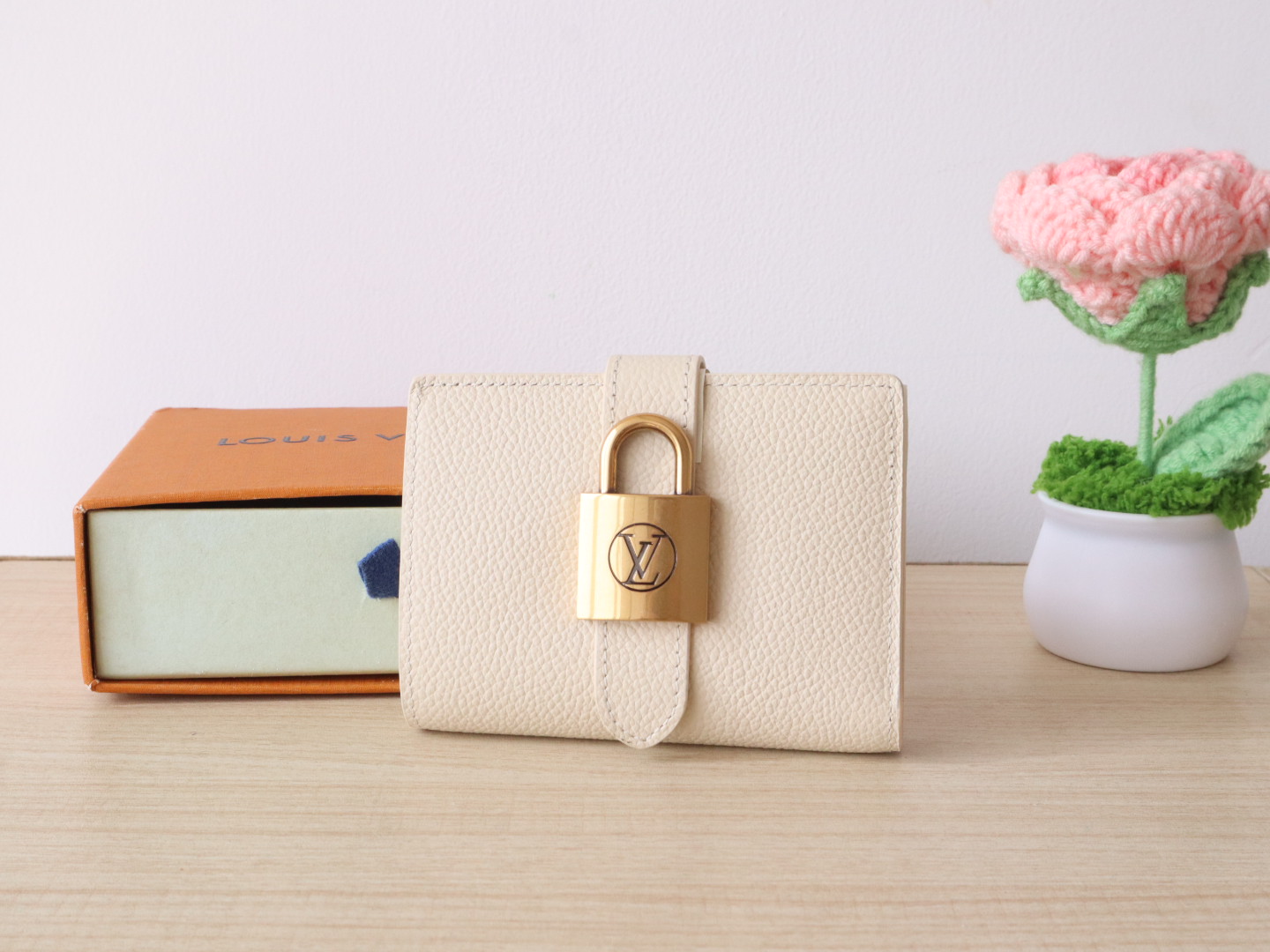 Luxury Designer Bag Women's Fashion Bag Full Leather Purse Beige smooth cofskin delicate Gold padlock multiple pockets 3 internal card slots