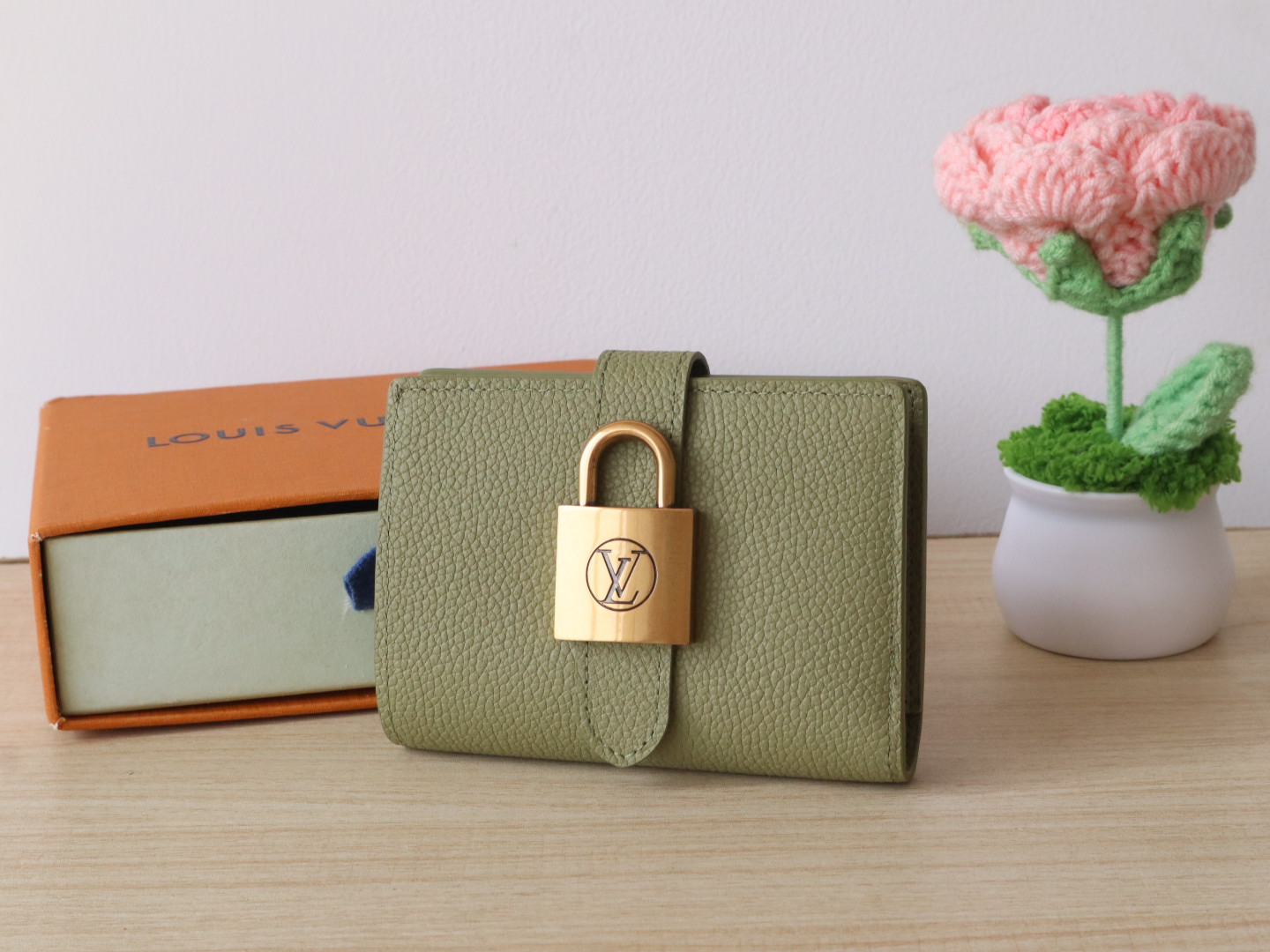 Luxury Designer Bag Women's Fashion Bag Full Leather Purse Green smooth cofskin delicate Gold padlock multiple pockets 3 internal card slots