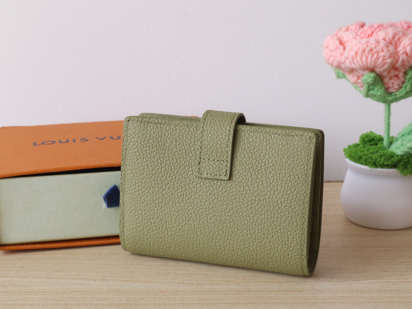 Luxury Designer Bag Women's Fashion Bag Full Leather Purse Green smooth cofskin delicate Gold padlock multiple pockets 3 internal card slots