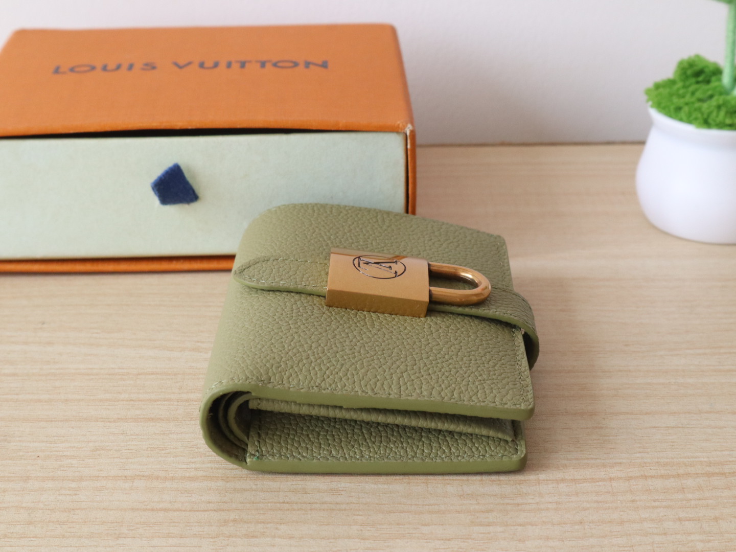 Luxury Designer Bag Women's Fashion Bag Full Leather Purse Green smooth cofskin delicate Gold padlock multiple pockets 3 internal card slots