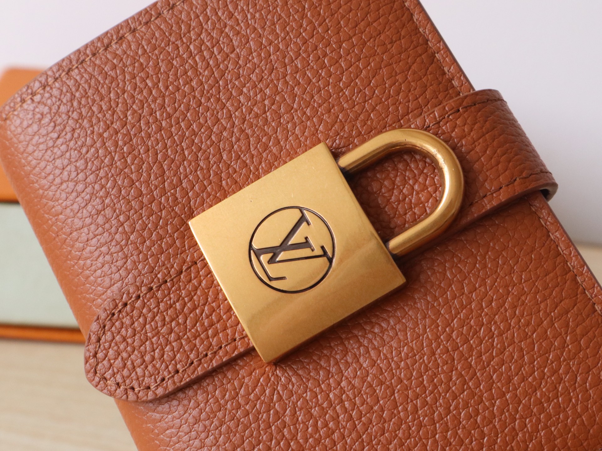 Luxury Designer Bag Women's Fashion Bag Full Leather Purse Brown smooth cofskin delicate Gold padlock multiple pockets 3 internal card slots