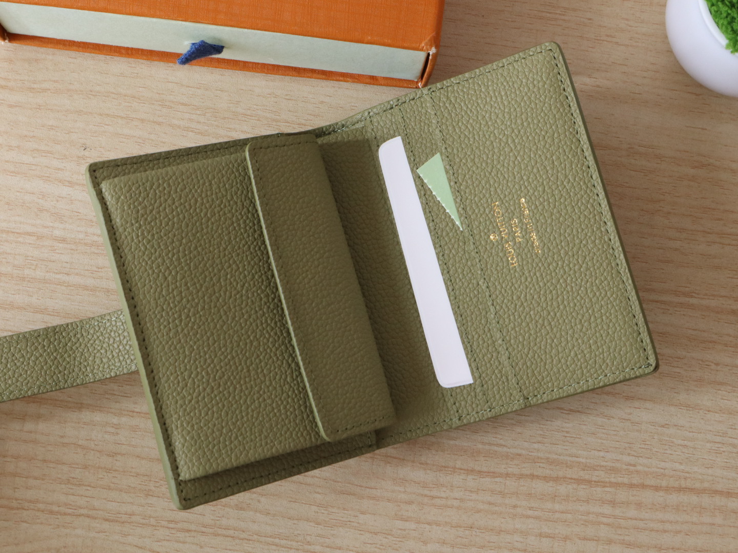 Luxury Designer Bag Women's Fashion Bag Full Leather Purse Green smooth cofskin delicate Gold padlock multiple pockets 3 internal card slots