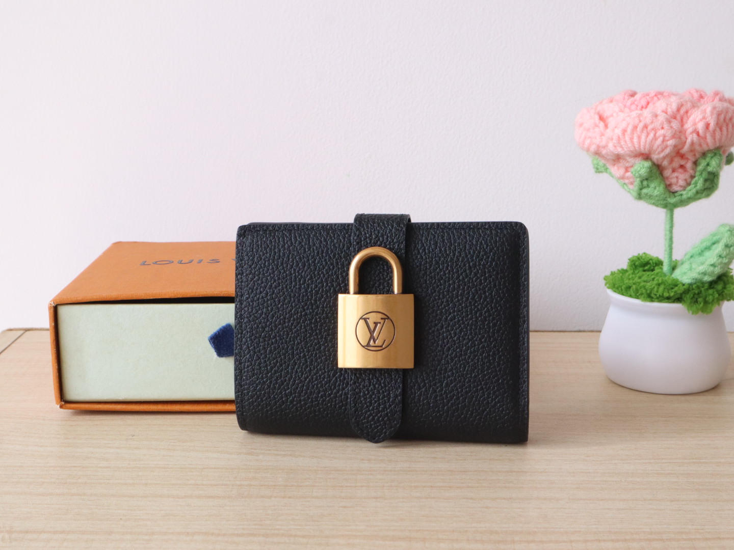 Luxury Designer Bag Women's Fashion Bag Full Leather Purse Black smooth cofskin delicate Gold padlock multiple pockets 3 internal card slots