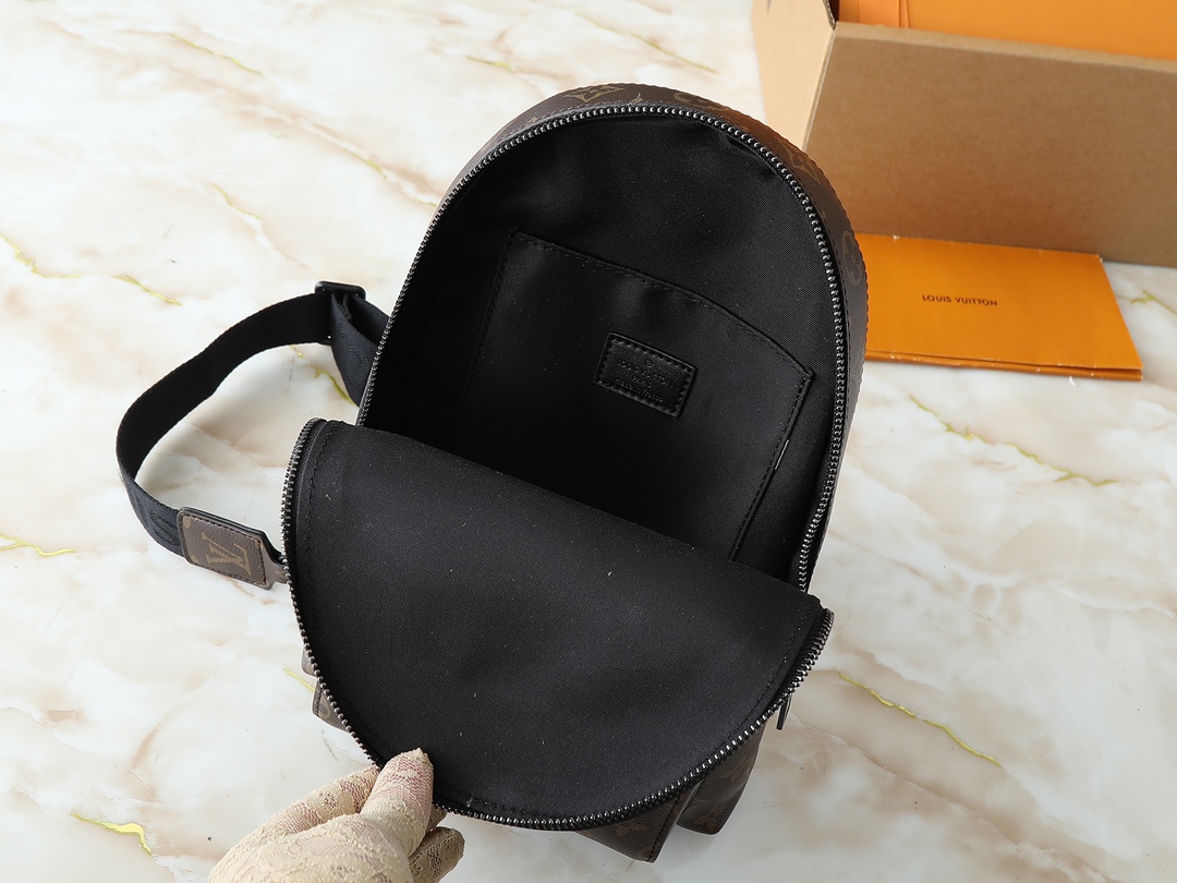 Luxury Designer Bag Women's Fashion Bag Shoulder Bag Rounded Lines Front clamshell magnetic buckle open and close adjustable shoulder strap