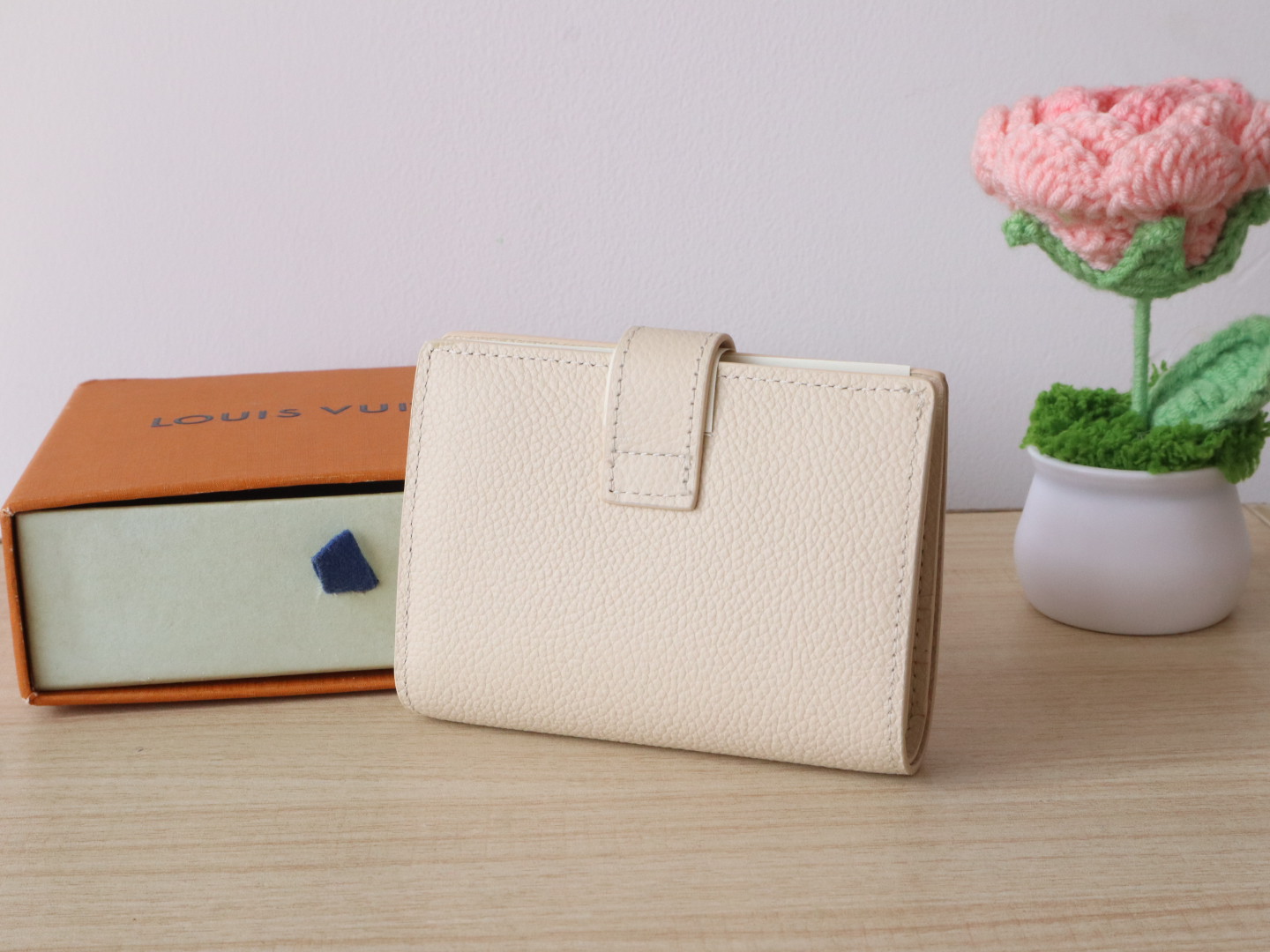 Luxury Designer Bag Women's Fashion Bag Full Leather Purse Beige smooth cofskin delicate Gold padlock multiple pockets 3 internal card slots