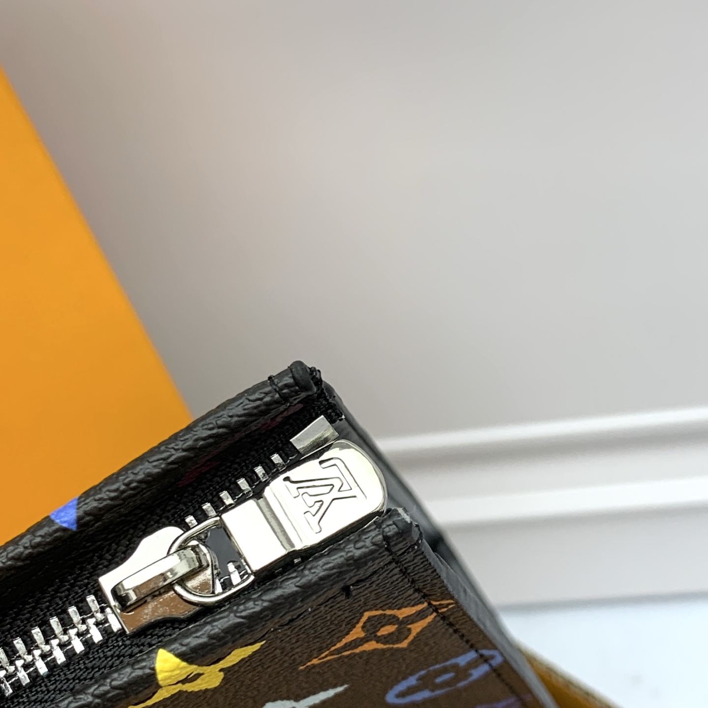 Luxury designer bag Women's fashion bag Black canvas toilet bag has a card slot, lipstick bag lining with washable material easily put into the bag