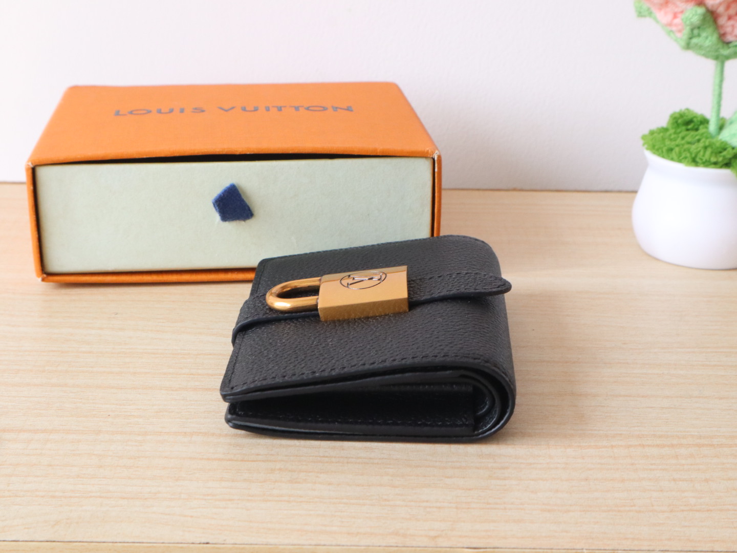 Luxury Designer Bag Women's Fashion Bag Full Leather Purse Black smooth cofskin delicate Gold padlock multiple pockets 3 internal card slots