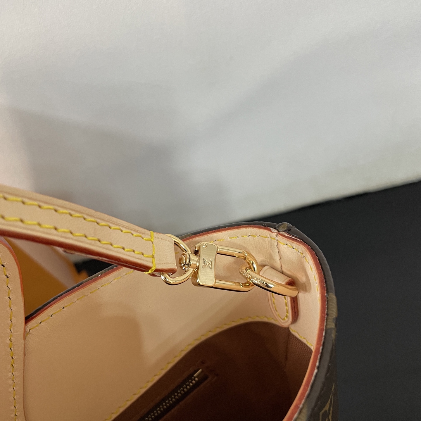 Luxury Designer Bag Women's Fashion Bag Handbag Large Capacity coated canvas cow leather trim Metal padlock removable, adjustable shoulder strap double handles