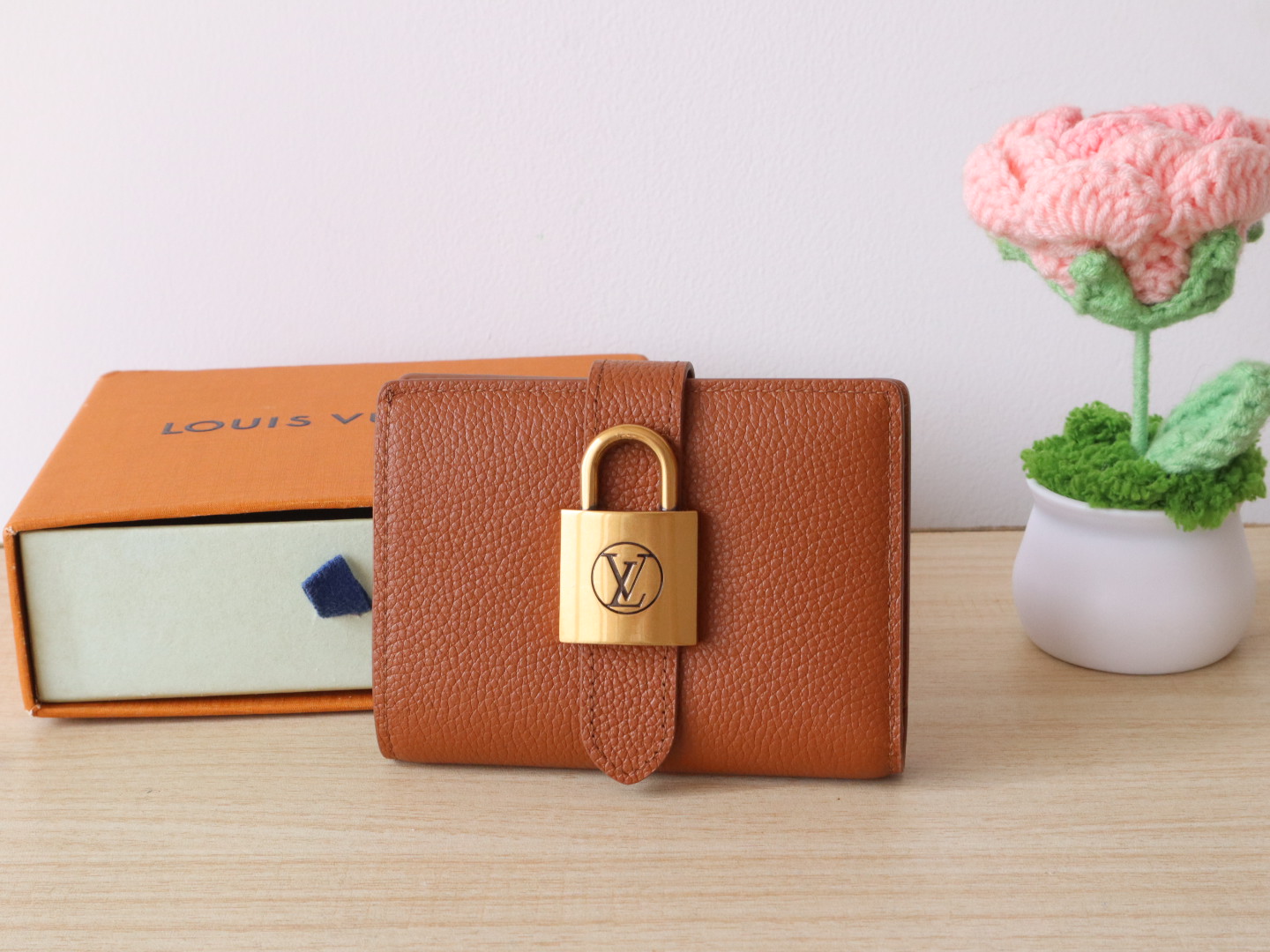 Luxury Designer Bag Women's Fashion Bag Full Leather Purse Brown smooth cofskin delicate Gold padlock multiple pockets 3 internal card slots