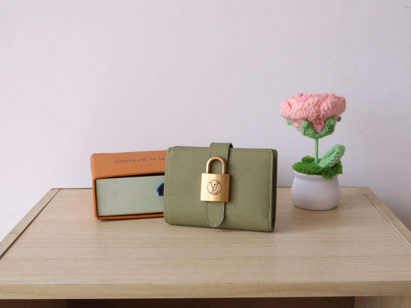 Luxury Designer Bag Women's Fashion Bag Full Leather Purse Green smooth cofskin delicate Gold padlock multiple pockets 3 internal card slots