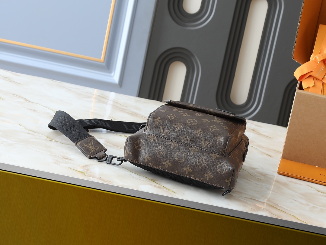 Luxury Designer Bag Women's Fashion Bag Shoulder Bag Rounded Lines Front clamshell magnetic buckle open and close adjustable shoulder strap