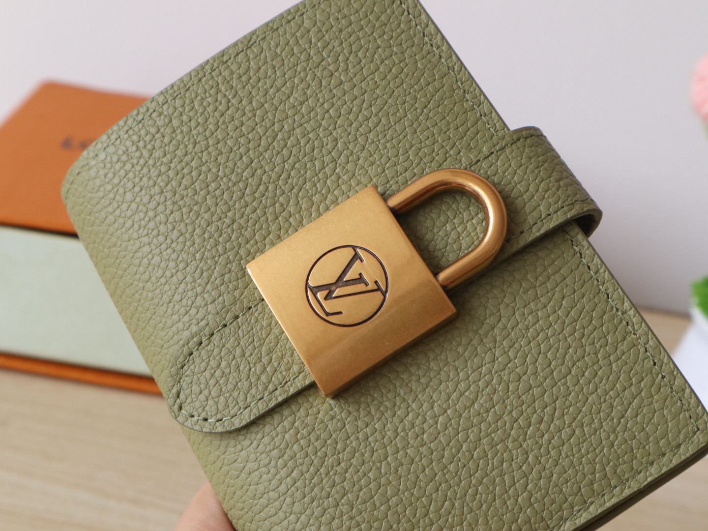 Luxury Designer Bag Women's Fashion Bag Full Leather Purse Green smooth cofskin delicate Gold padlock multiple pockets 3 internal card slots