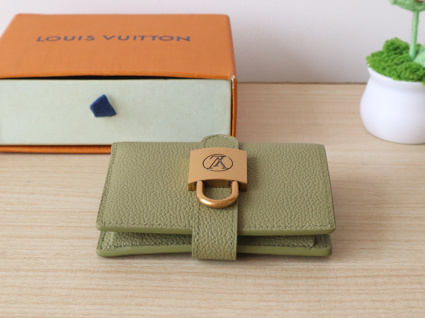 Luxury Designer Bag Women's Fashion Bag Full Leather Purse Green smooth cofskin delicate Gold padlock multiple pockets 3 internal card slots