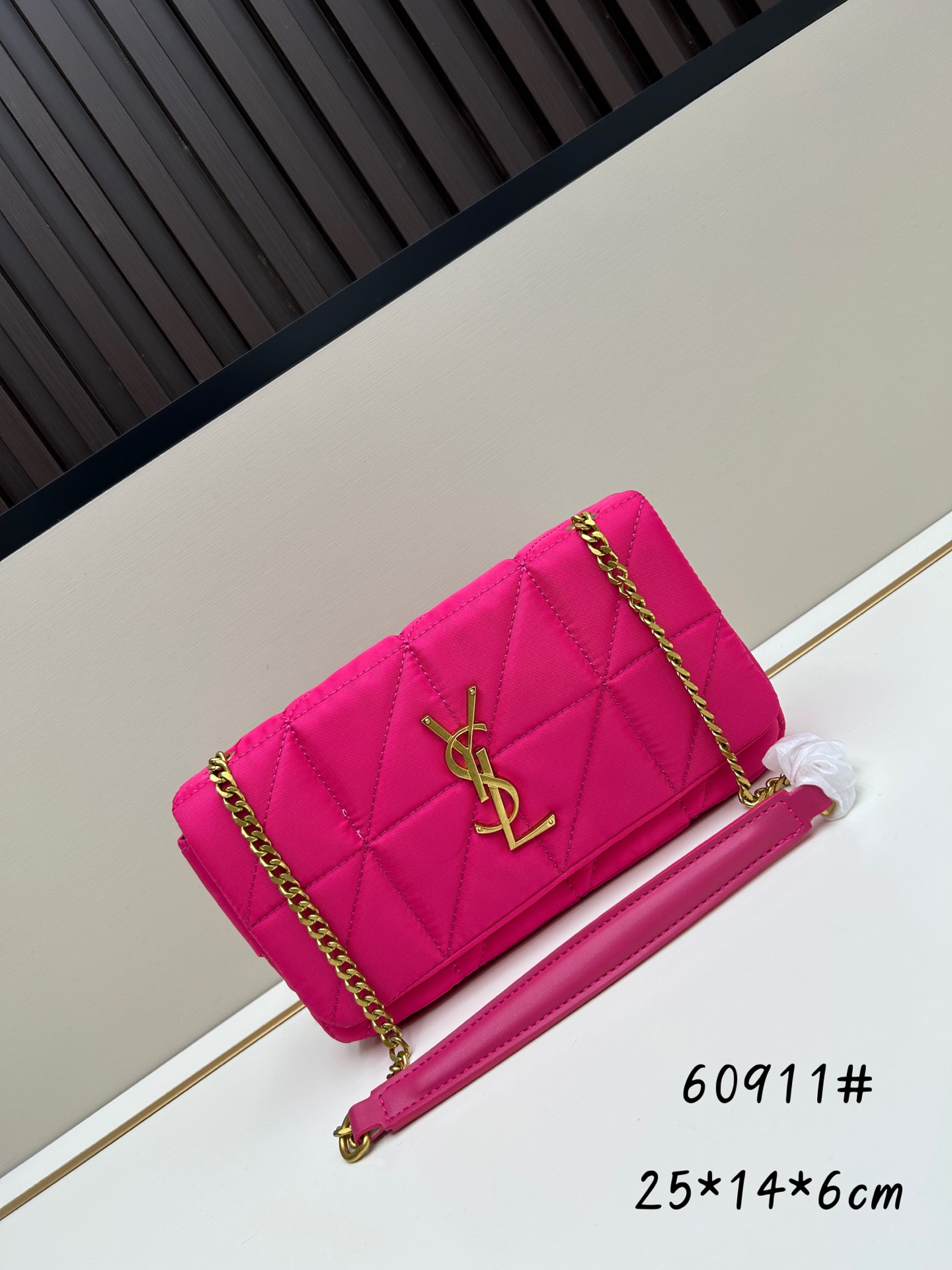 Luxurys Designers Bag Woman Fashion Bags The new dragon fruit back chain bag knitted cotton and linen is simple and fashionable texture is very practical atmosphere