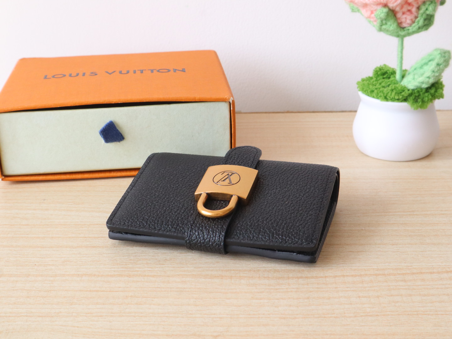 Luxury Designer Bag Women's Fashion Bag Full Leather Purse Black smooth cofskin delicate Gold padlock multiple pockets 3 internal card slots