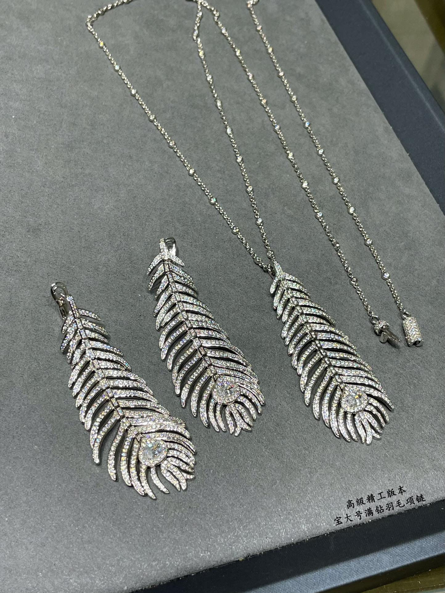 Luxury Designer Necklace Gold and silver glossy feather outstanding quality exquisite craftsmanship Women wearing it will feel confident and at ease