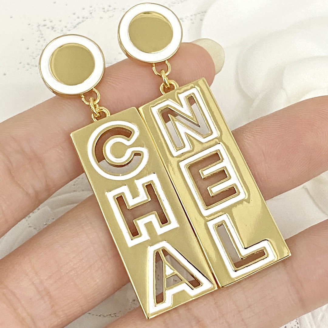 Luxury designer earrings selling white edge round pendant hollow six letter metal rectangular brand elegant noble eternal enamel texture embellish the face shape