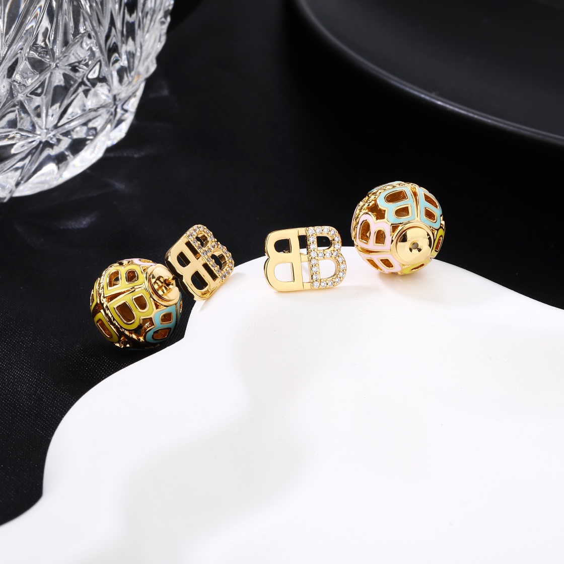 Luxury designer earrings new brass material metal hot super good-looking, counters consistent