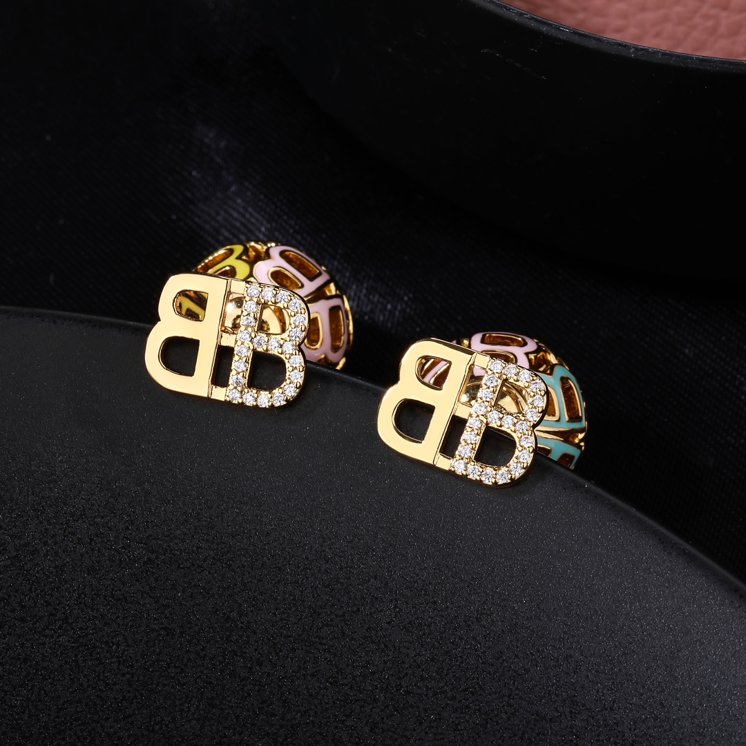 Luxury designer earrings new brass material metal hot super good-looking, counters consistent