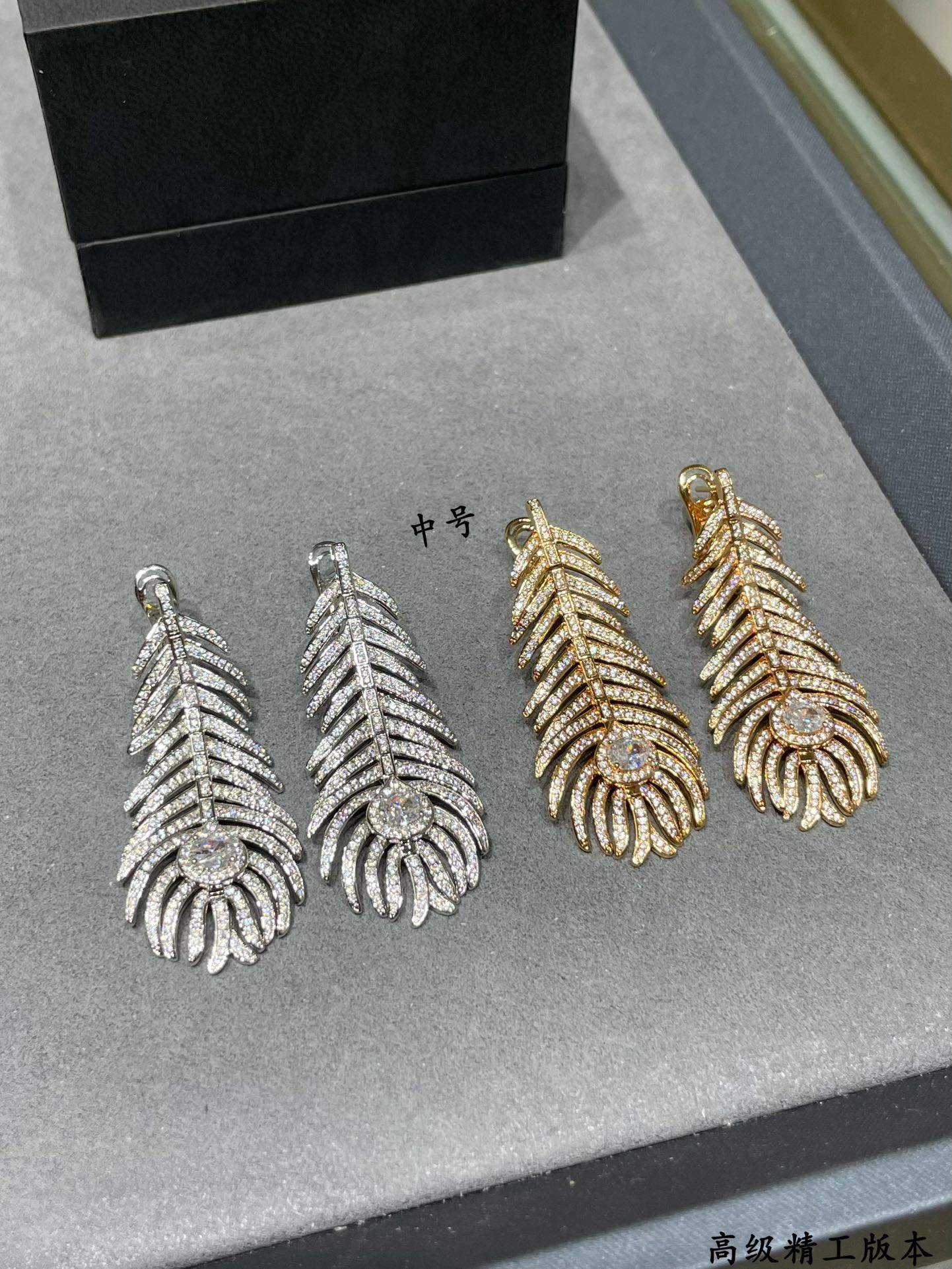 Luxury designer necklace Gold and silver medium full of diamond feather excellent quality exquisite craftsmanship Wearing it women will feel confident and at ease