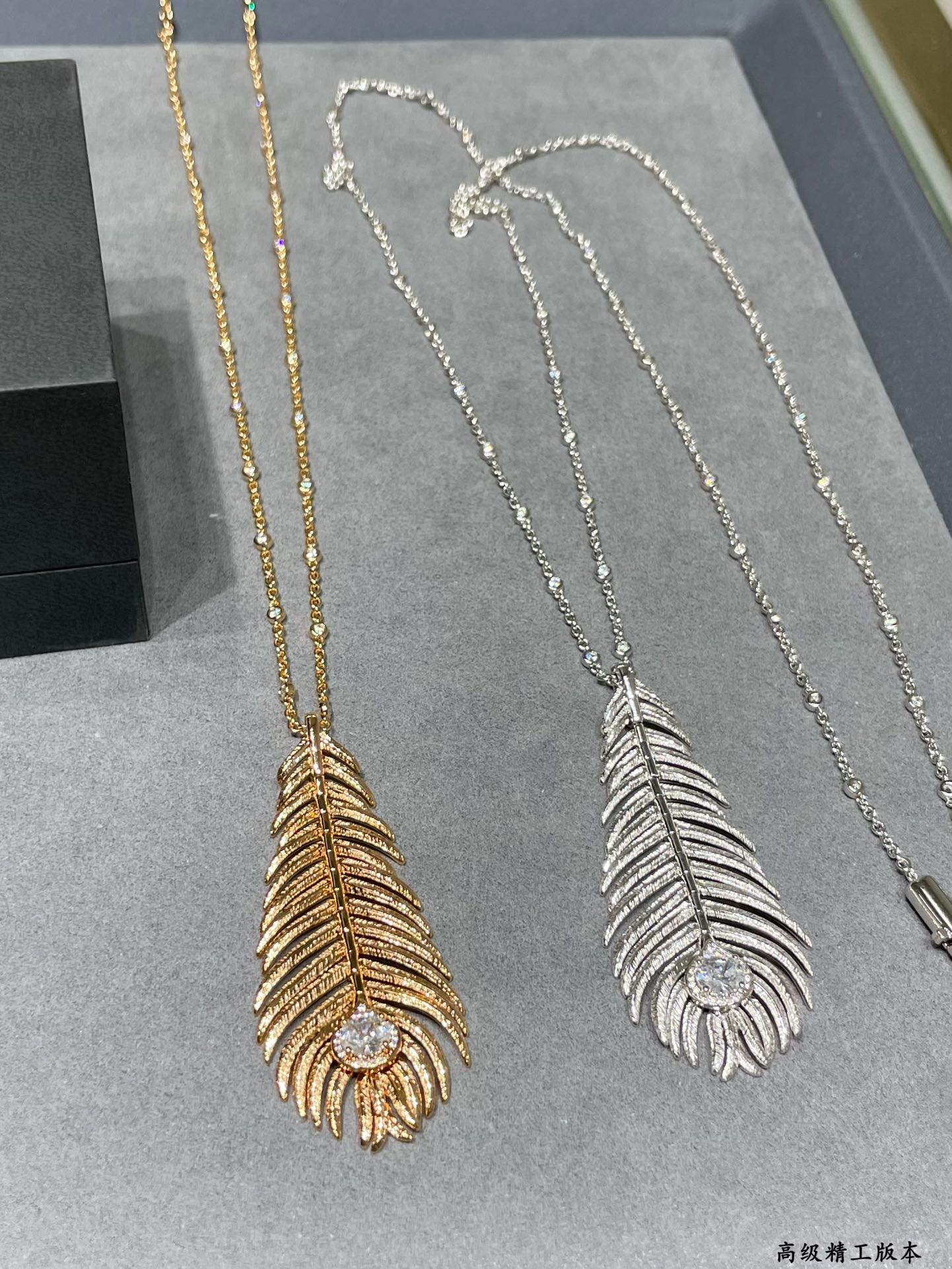 Luxury designer necklace Smooth feather excellent quality exquisite craftsmanship Wearing it women will feel confident and at ease