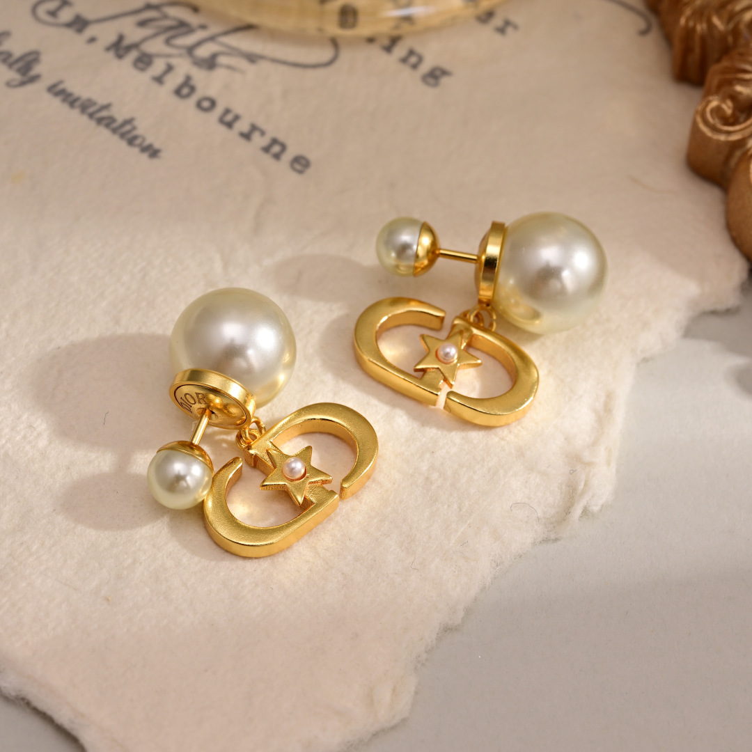 Luxury designer earrings Gold lettering CD Star resin pearl pendant earrings New beautiful romantic hand must-have hot little red book