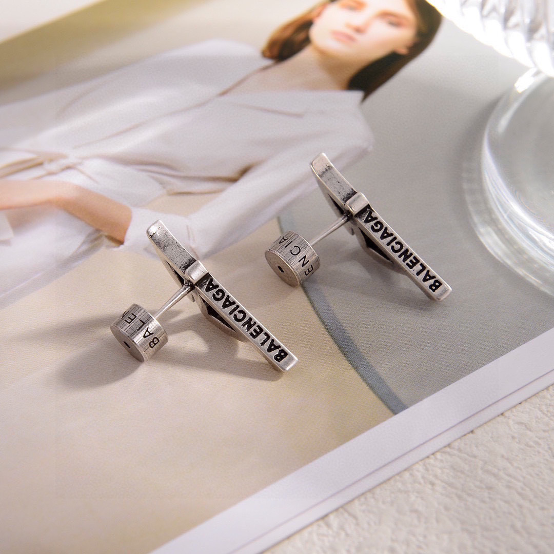 Luxury designer earrings new brass material hot super good-looking, counters consistent