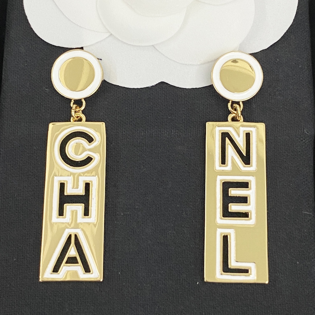 Luxury designer earrings selling white edge round pendant hollow six letter metal rectangular brand elegant noble eternal enamel texture embellish the face shape