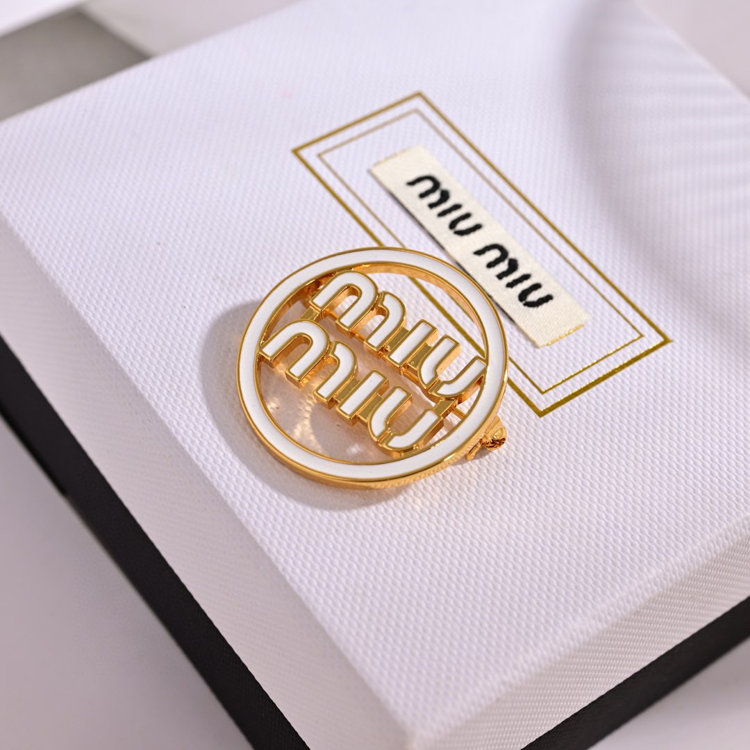 Luxury designer brooch miumiu letters elegant elegant seiko design sculpting embellished body youthful vitality stylish and playful