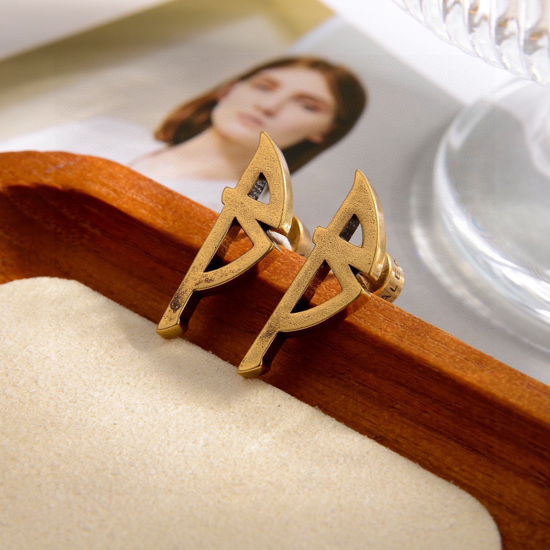 Luxury designer earrings new brass material hot super good-looking, counters consistent