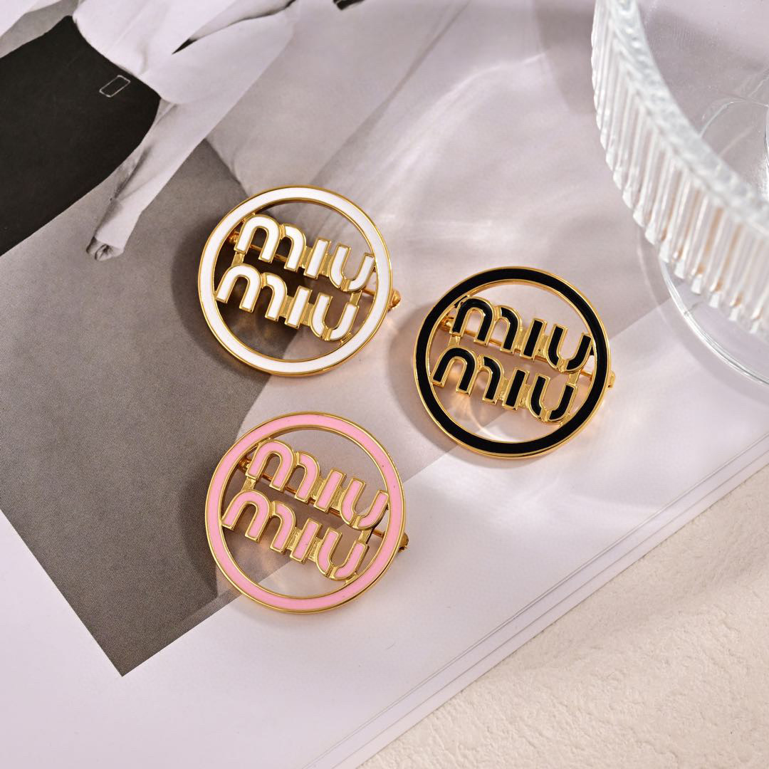 Luxury designer brooch miumiu letters elegant elegant seiko design sculpting embellished body youthful vitality stylish and playful