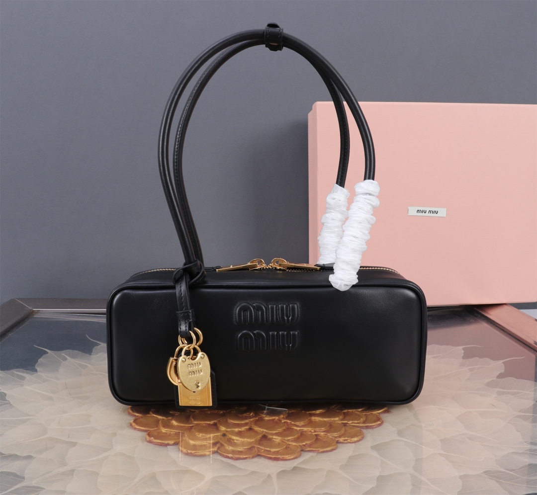 Luxury brand bag Women's fashion bag black hot calfskin leather smooth, delicate, soft and simple easy to match delicate small chic handle hanging ornaments