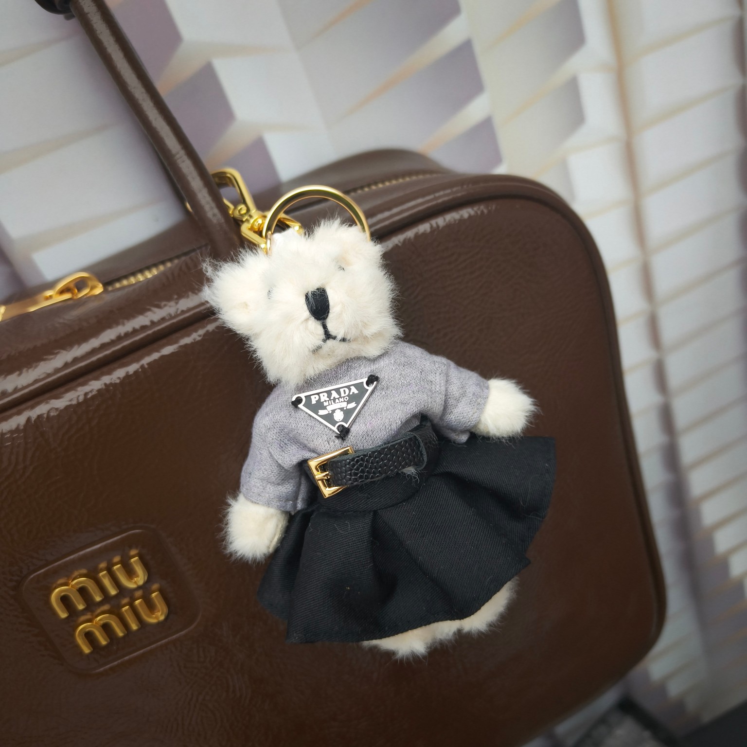 Luxury designer bag hanging gray cute cute stylish eye-catching fashion triangle logo invincible exquisite Robot chain leather metal texture