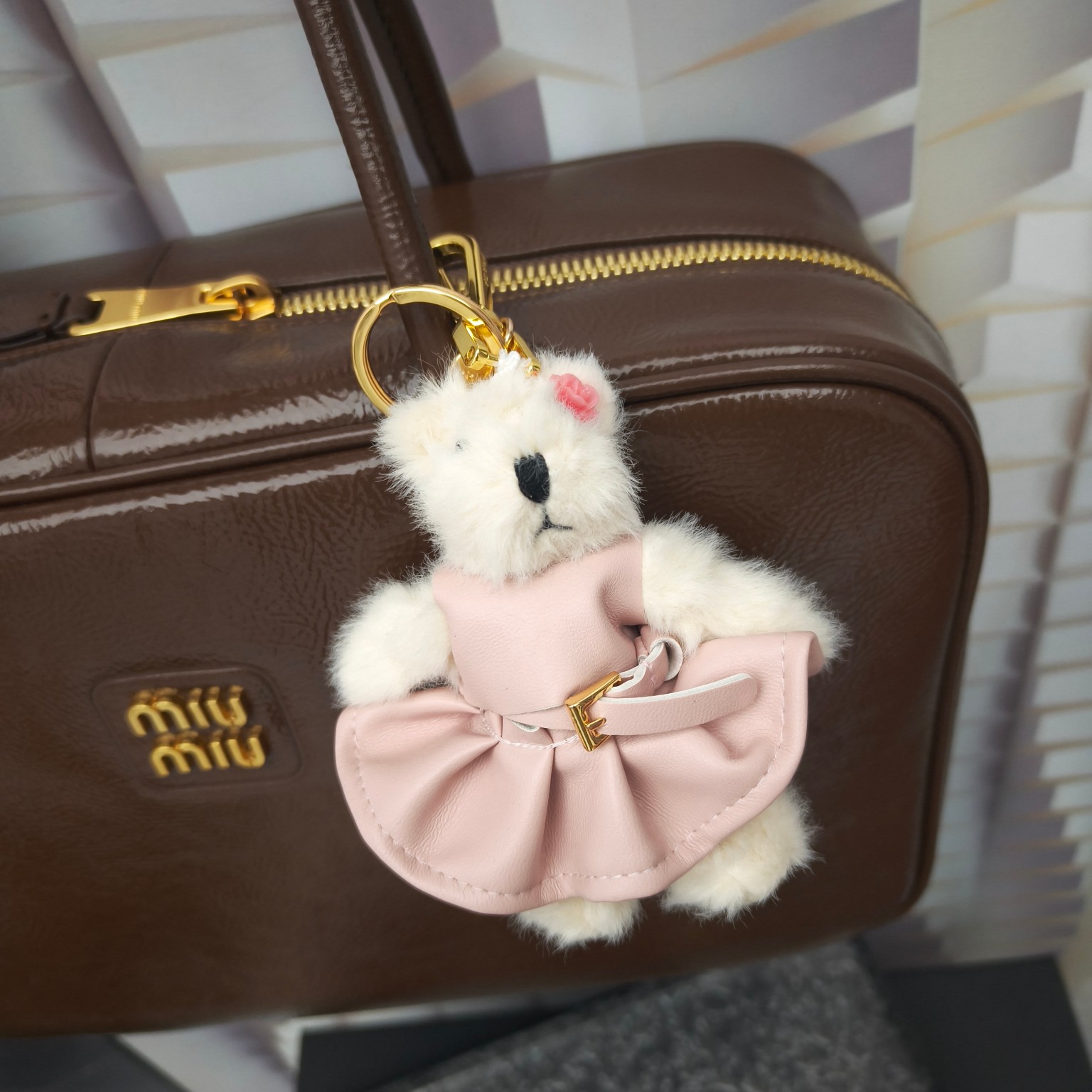 Luxury designer bag hanging pink cute cute stylish eye-catching fashion triangle logo invincible exquisite Robot chain leather metal texture