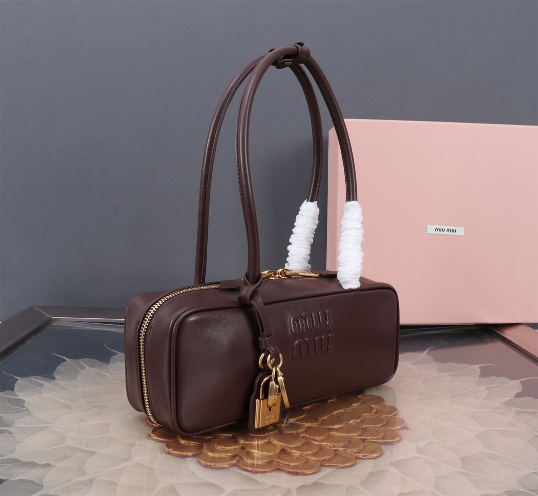 Luxury brand bag Women's fashion bag hot calfskin leather smooth, delicate, soft and simple easy to match delicate small chic handle hanging ornaments