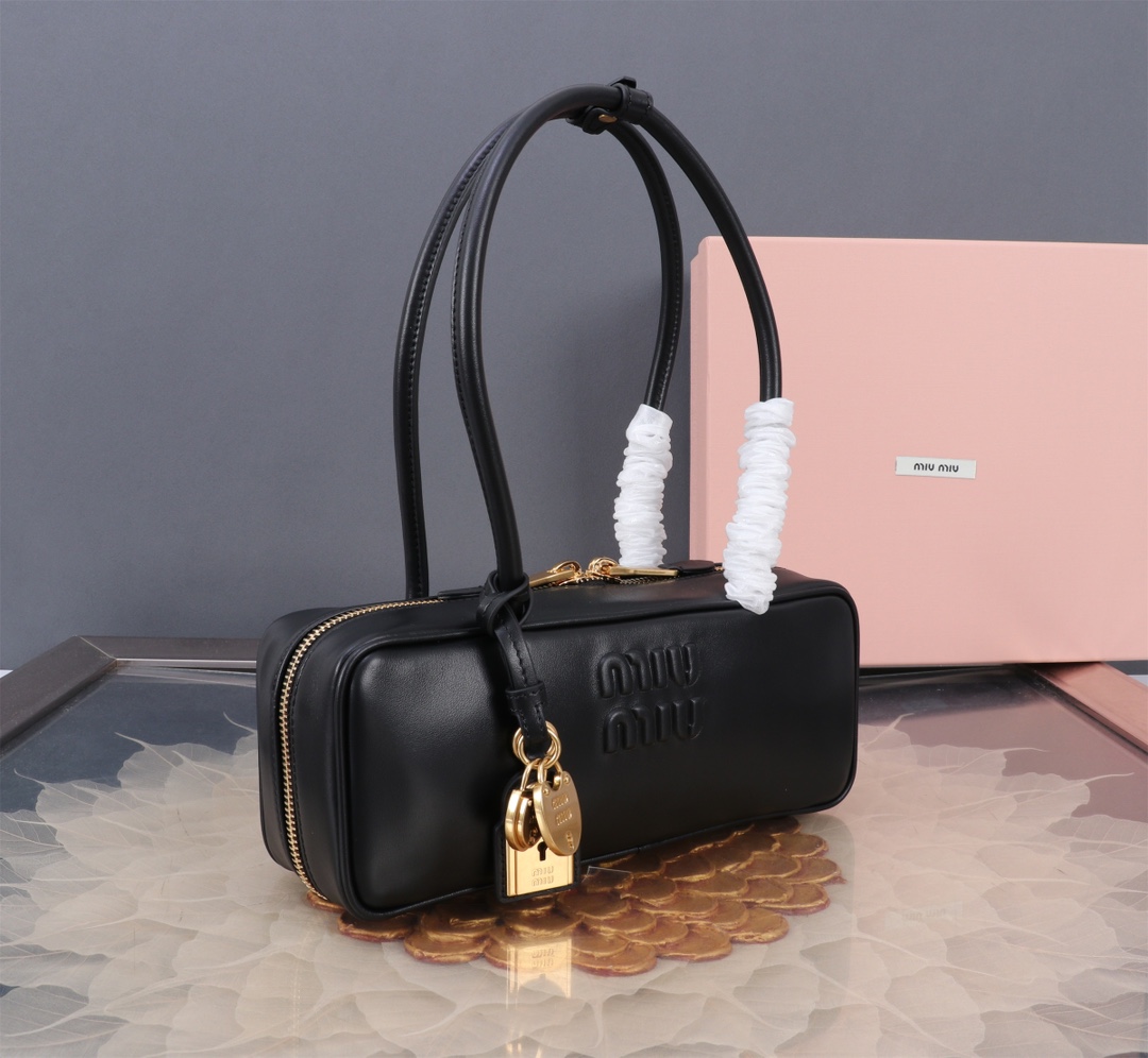 Luxury brand bag Women's fashion bag black hot calfskin leather smooth, delicate, soft and simple easy to match delicate small chic handle hanging ornaments