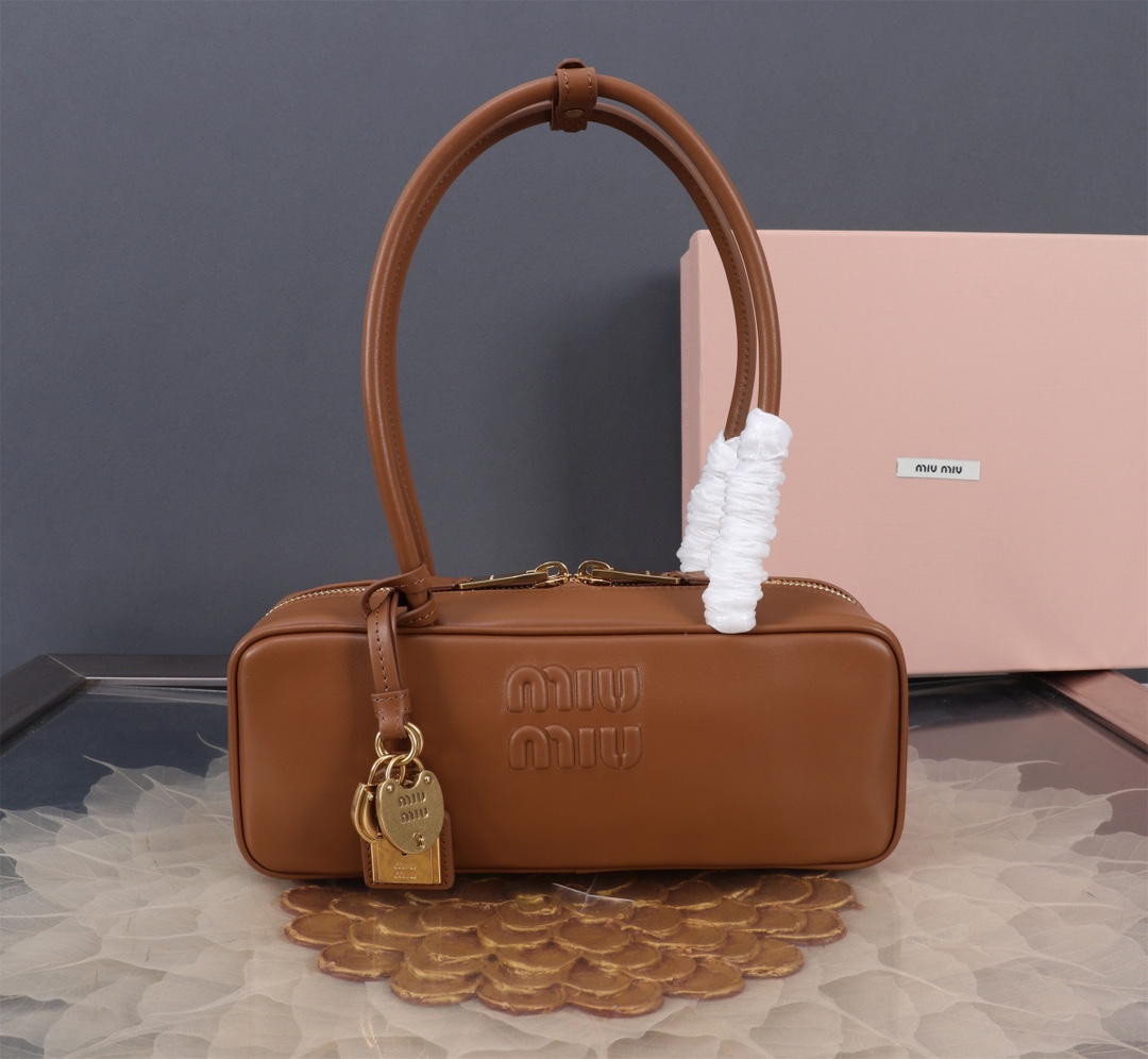 Luxury brand bag Women's fashion bag hot calfskin leather smooth, delicate, soft and simple easy to match delicate small chic handle hanging ornaments