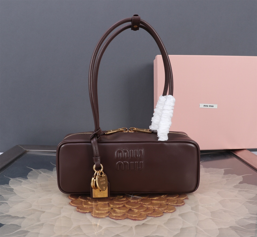 Luxury brand bag Women's fashion bag hot calfskin leather smooth, delicate, soft and simple easy to match delicate small chic handle hanging ornaments