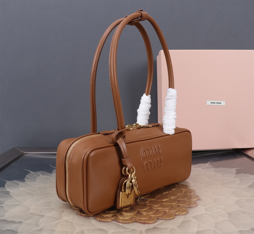 Luxury brand bag Women's fashion bag hot calfskin leather smooth, delicate, soft and simple easy to match delicate small chic handle hanging ornaments
