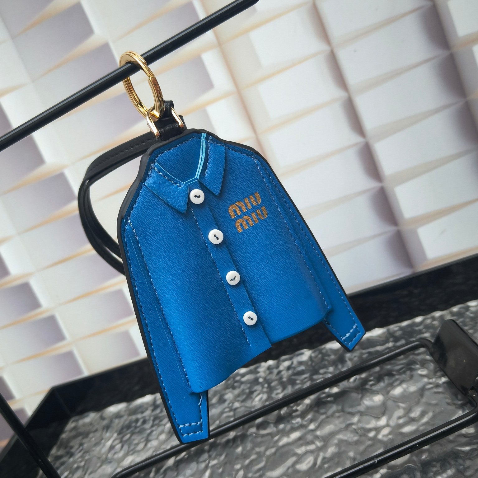 Luxury designer Keychain pendant Cow leather wardrobe essential precious pendant with handbag Chic look Classic hoodie personality Explore spirit with ring back mirror eye-catching logo