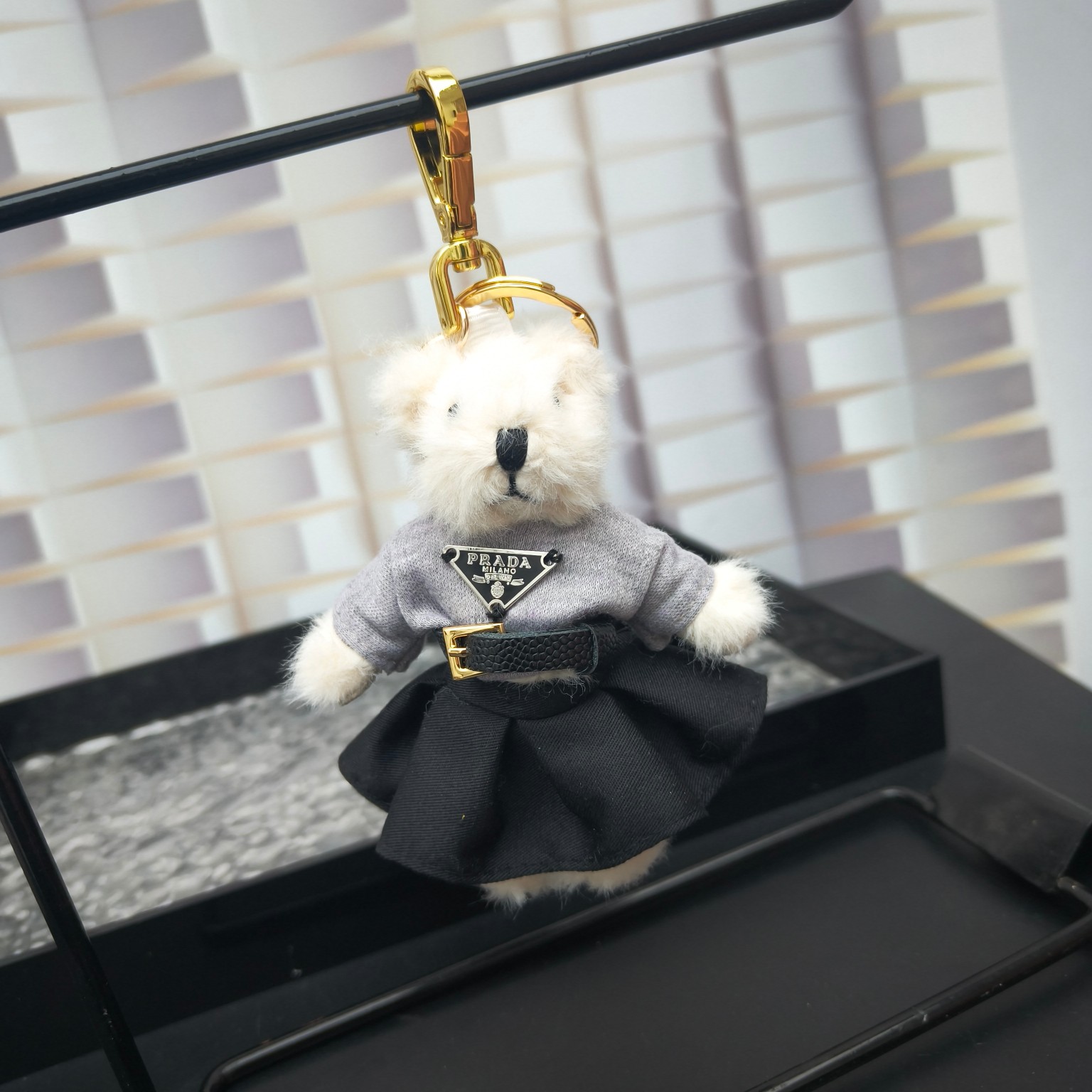 Luxury designer bag hanging gray cute cute stylish eye-catching fashion triangle logo invincible exquisite Robot chain leather metal texture