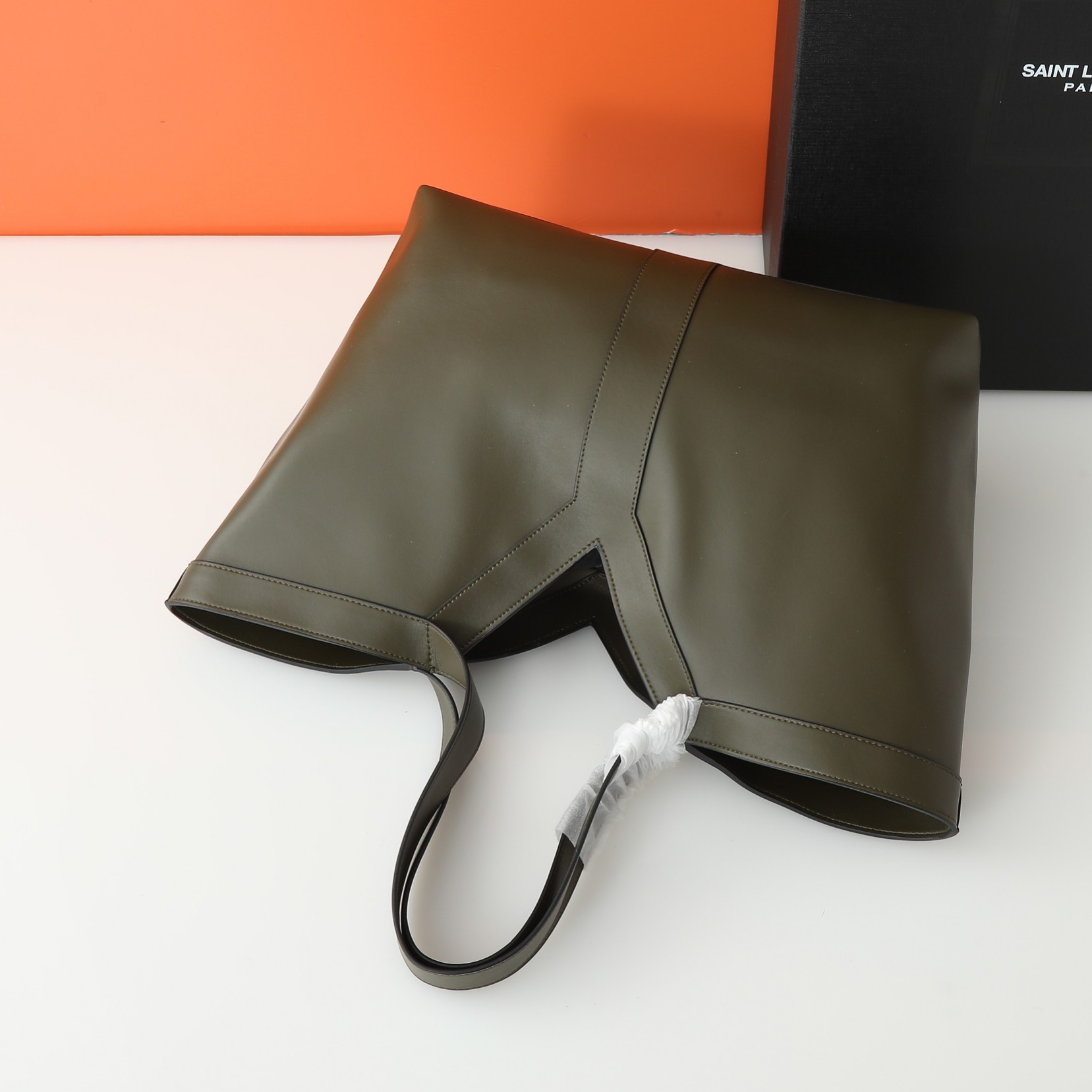 Luxury designer Bag Women's Fashion Bag New Fine grain leather Tote Bag Y letter logo Lightweight capacity Large interior zipper bag Hook buckle open suede leather lining bronzed metal trim simplicity